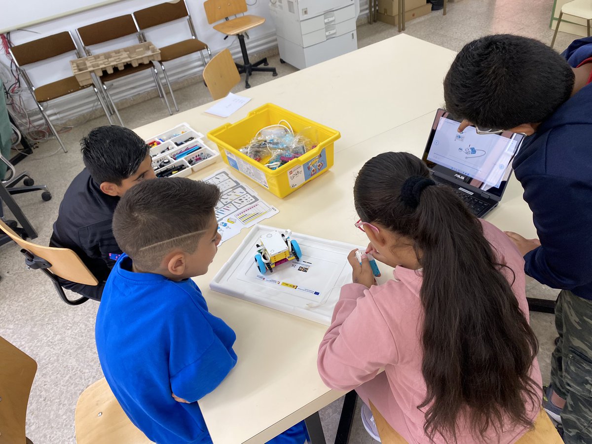 CeipFelipe's tweet image. Nos encanta en @CeipFelipe construir con #LEGO Spike . Hoy hemos terminado la base de conducción. Ahora solo nos queda #programar 🧑🏻💻👩🏽💻 @cfiesalamanca @educacyl