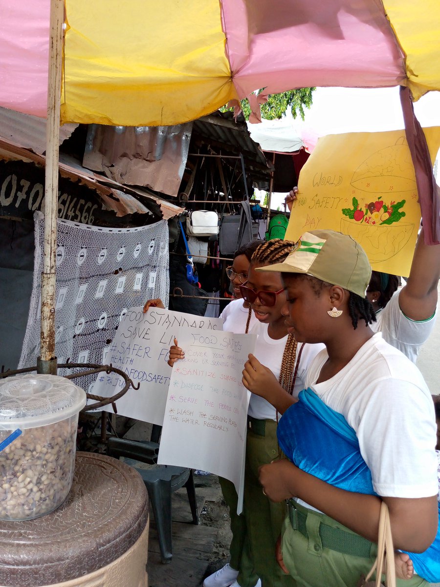 UghelliMHSG's tweet photo. Here we are at ughelli market, enlightening them on the importance of food safety for better health. https://t.co/S40CIFFUmC