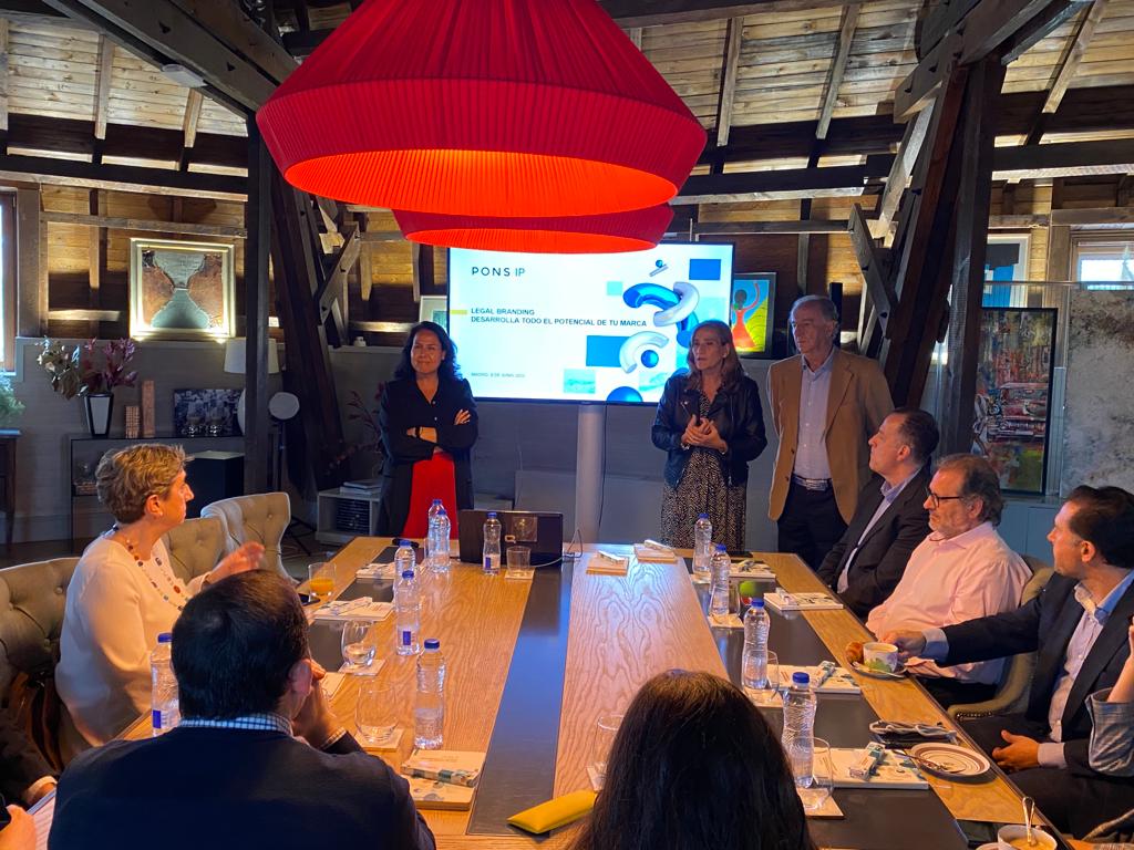 Nuestra abogada y directora Comercial <a href="/Rocioperish/">Rocío Peris</a> da la bienvenida a los miembros de @AEFranquiciador en <a href="/FUNDACIONPONS/">Fundación PONS</a> para hablar de #LegalBranding y como una adecuada estrategia de protección de #marca puede ser palanca para impulsar el negocio en las franquicias