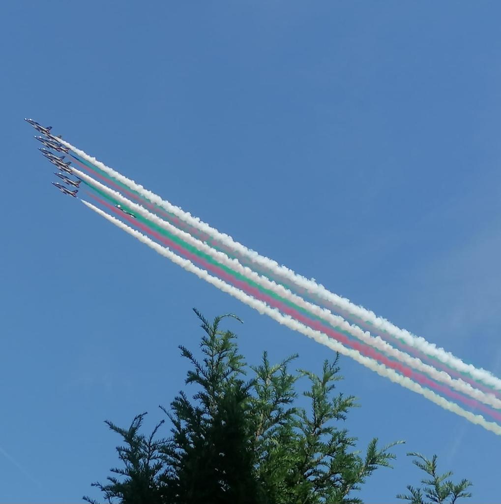 GianLuigiAmadei's tweet photo. La #PAN saluta Bologna.
#FrecceTricolori
#150Anni https://t.co/WpHmOUWz3Q