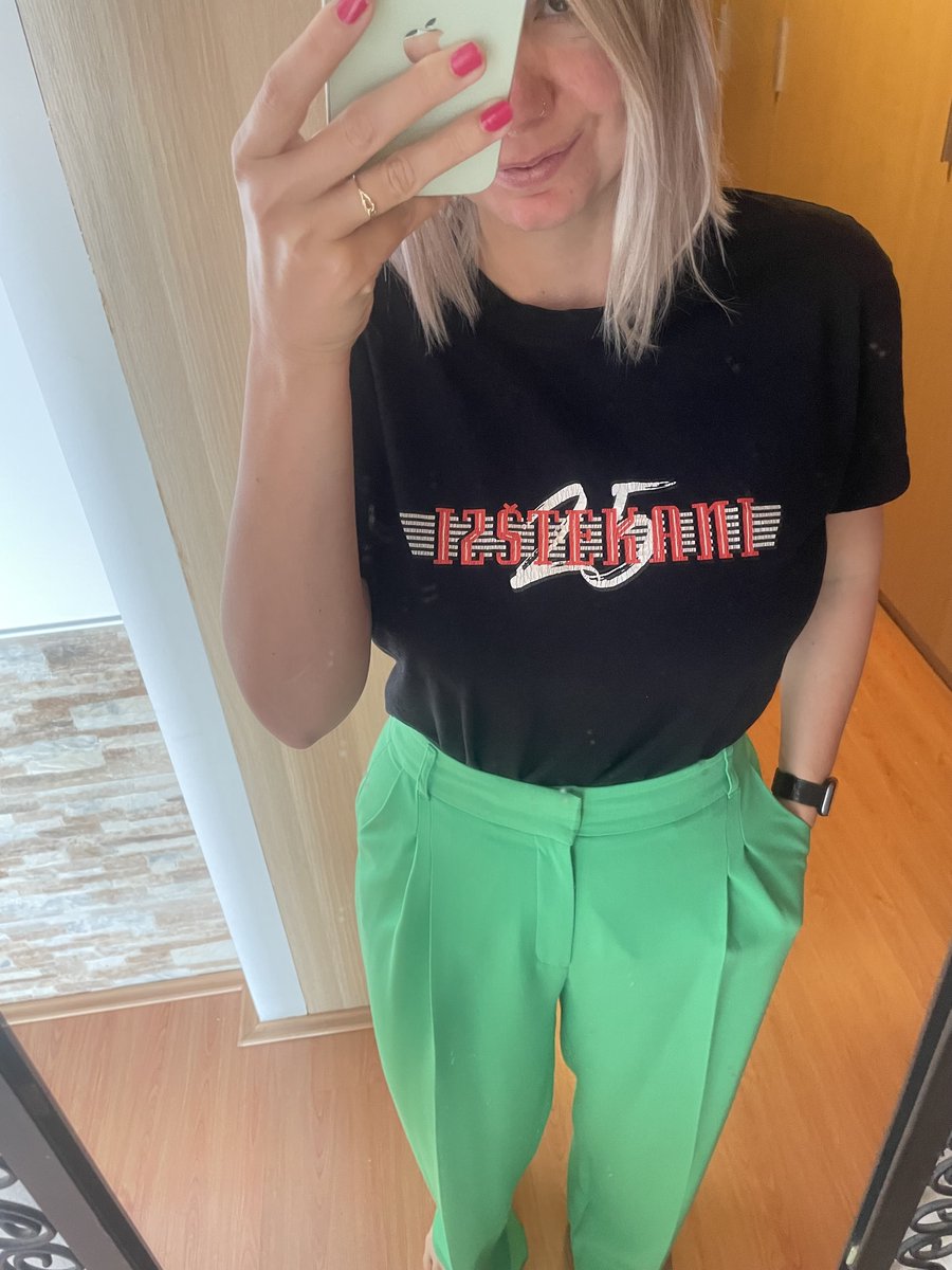 Oblecite se večeru primerno #izstekanih30

<a href="/drfilomena/">Alenka Unk</a> pride iz 🇱🇺, Lara iz 🇨🇾, <a href="/AnaStruc/">Ana Štruc</a> se bo za Križanke odpovedala (ob dojenčku) nujnemu spancu. 

Sara je zaradi koncerta že prespala na ulici, Luka skakal skozi okno, Vasja žrtvoval ves regres.

Se slišimo <a href="/Val202/">Val 202</a> ob 19. uri🤩