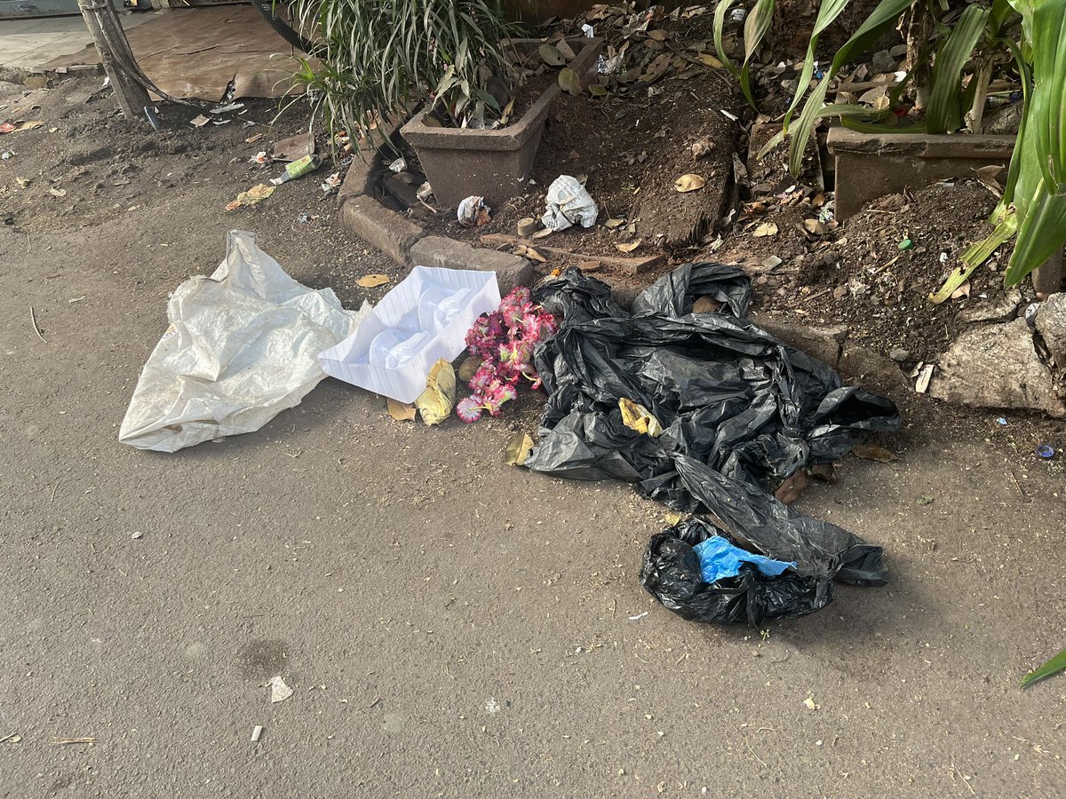 wajesari's tweet photo. The littering outside the gate of Ambar apartments , gandhigram road , JUHU continues. @mybmcwardKW @mybmc  doesn’t clean it at all. Also two shops outside the building premises continue with littering each and every passing day. Despite of repetitively telling them not to litter https://t.co/bMOwa0qfGA
