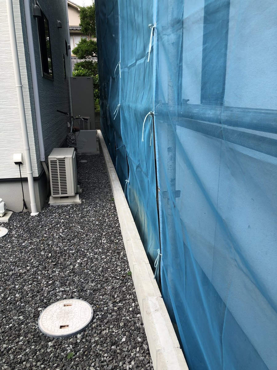 safety_tkmtsu's tweet photo. テッパンリフォーム(@renovation0412 )さんのK様邸(岡山県)のリフォーム足場の組立を行いました。施主宅と隣家の境界がギリギリになっているので細心の注意を払ってて柱を建てた後にシート養生しました。安全第一で作業を行いました。

@safety_tkmtsu 
@renovation0412 https://t.co/vsOMfrEd8Q