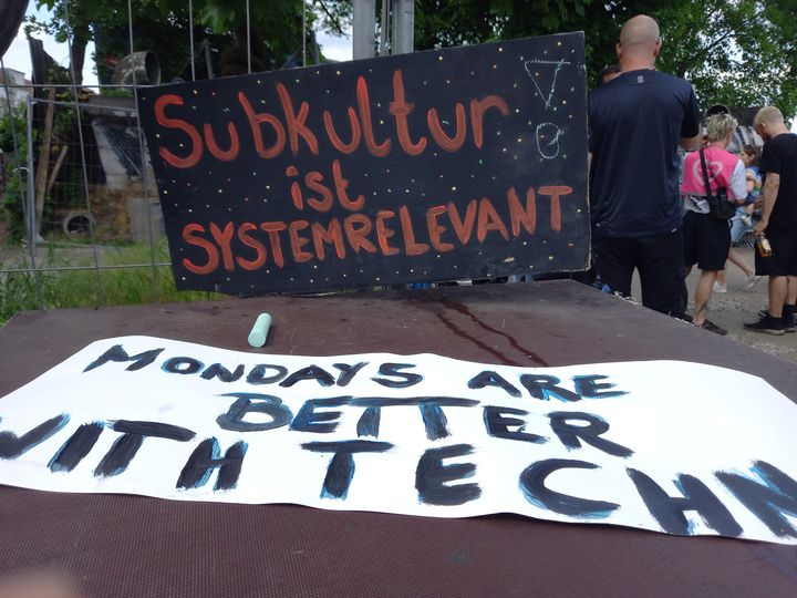 sndoflpzg's tweet photo. Nach Schließung des Leipziger "@Distillery_Club|s" #LiveKomm fordert nationale Maßnahmen gegen Clubsterben❗️
Details: https://t.co/GJSmAk9evw
#distilleryclosing #clubsAREculture #clubkultur https://t.co/K7G4XpS2LF