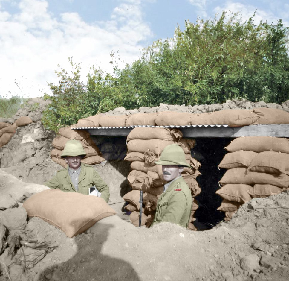 #gallipoli #gallipolicampaign #gallipoli1915 #anzaccove #suvla #battleofgallipoli #canakkalesavasi #capehelles #dardanelles
Bir siperin içindeki iki İngiliz subayın görüntüsü Gelibolu 1915