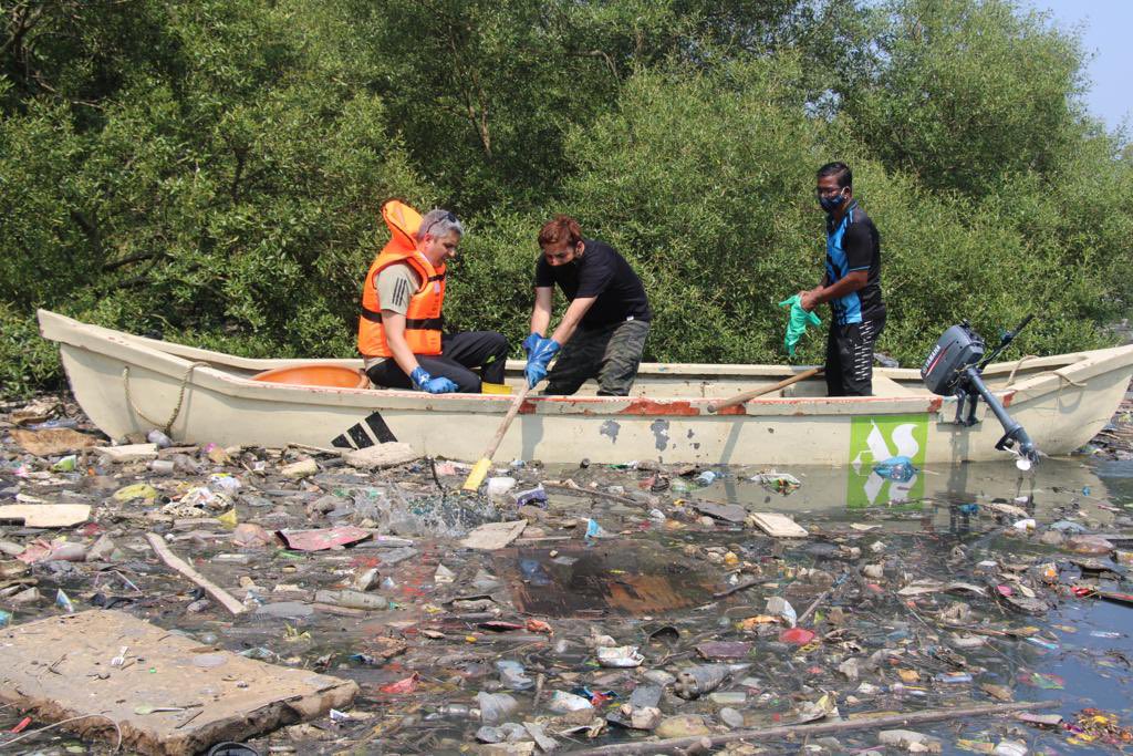 AfrozShah1's tweet photo. Our ocean.

Our love.

8 years of ground work.

1.  Legacy waste cleaned - 117 million kg.
2. Waste stopped from entering the ocean - 57 million pieces .
3. Waste not generated- 34 million pieces.
1,70,OOO citizens trained to #Beatplasticpollution
1,76,000 students trained for #Circulareconomy