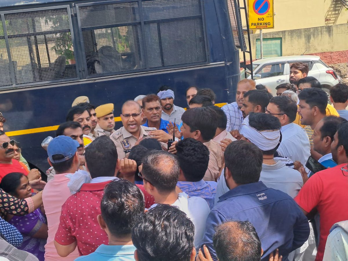 GaganBajya's tweet photo. 💛 *ट्विटर महासंग्राम*🧡
✊आज शाम 07.00 बजे✊
#राजस्थान_बाबू_मांगे_न्याय
साथियों पुलिस का अत्याचार और सरकार का ध्यान आकृष्ट करने के लिए ट्विटर ट्रेंड किया जा रहा है। जिसमे राहुल गांधी, प्रियंका गांधी, गहलोत जी, कांग्रेस अध्यक्ष खड़गे जी  को टैग अवश्य करे।
#tag का ध्यान रखे https://t.co/LyFe0BMIFL
