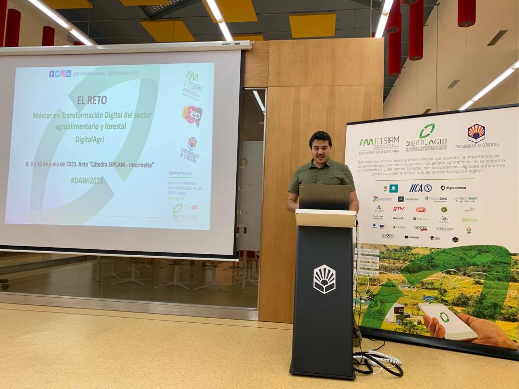 DigitalAgriUCO's tweet photo. 🗣️Francisco Márquez García, Responsable técnico de la Finca Rabanales @univcordoba presenta el Reto #DAWI2023 #INTERMALTA @Malteurop - @CatedraSipcam https://t.co/k5kv5aOgJZ