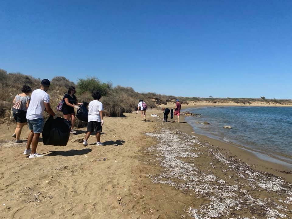 UN_CYPRUS's tweet photo. Happy #WorldOceansDay! 🌊
Let's take urgent action to restore our relationship with the ocean with respect and balance.
In #Cyprus, #UNFICYP military, @UNPOL and civilian personnel join regular clean ups with local communities to #KeepOurOceanClean. #GreeningTheBlue #A4P https://t.co/fyP8qzvuN9