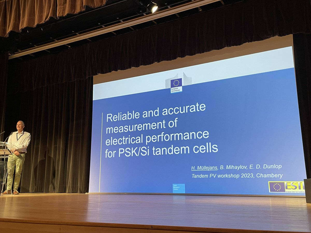 Happy to see Harald Muellejans from #ESTI lab of <a href="/EU_ScienceHub/">Testing</a> presenting the last 3 certified world champion tandem perovskites-Si cells at #tandemPV23 conference! Hands up for #ESTI lab! 👏👏🏻👏🏼👏🏾👏🏿