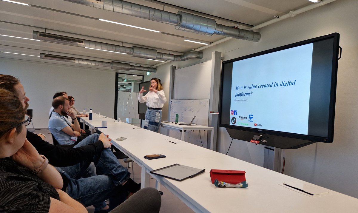 MarkusArjan's tweet image. Ph.D. candidate @DanielaL from @CBScph presents her research studying value creation in digital platforms taking a design perspective, which is based on joint work with @mvdborgh and @GeorgesRomme, in the @TUeITEM seminar series at @TUeindhoven