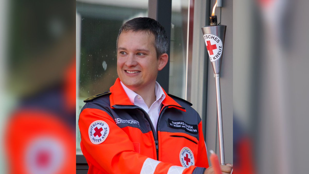 🔥✨ Bayern übernimmt das Licht der Hoffnung: @drklvbw übergab Fackel an das #BRK. Sie reist nun durch 30 bayerische Kreisverbände nach Italien. Gemeinsam setzen wir ein Zeichen der Hoffnung und Solidarität! 🤝❤️🌍 #Fiaccolata2023 <a href="/JRK_Bayern/">JRK Bayern</a>