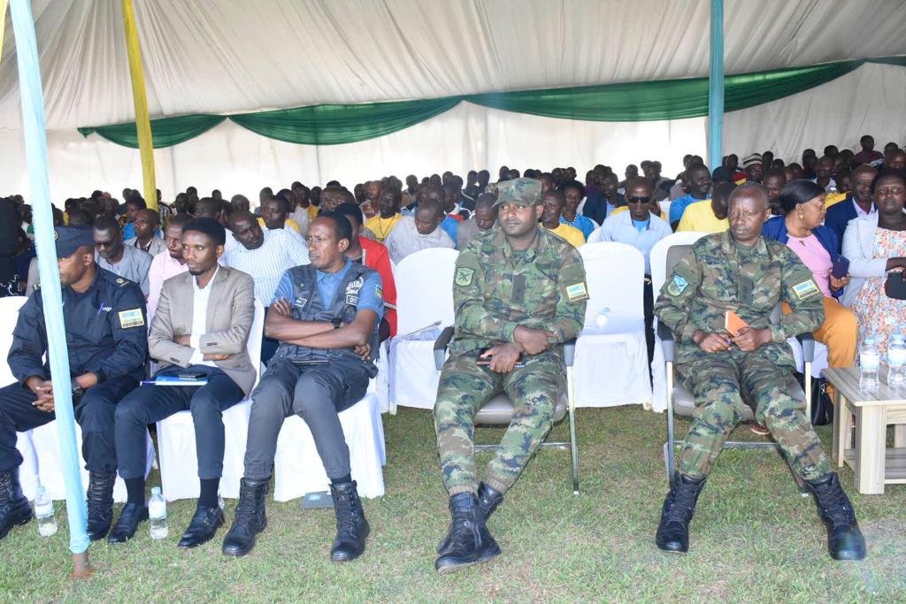 GatsiboDistrict's tweet photo. Mu Karere ka #Gatsibo harimo kubera Inama Mpuzabikorwa y'Akarere yahuje abayobozi mu nzego zitandukanye z'Akarere basaga 700, iyi nama yitabiriwe n'Umunyamabanga wa Leta muri Minisiteri y'Ubutabera @NyirahabimanaS  n'inzego z'Umutekano @RwandaLocalGov @RwandaEast https://t.co/nHVMkCzqkZ