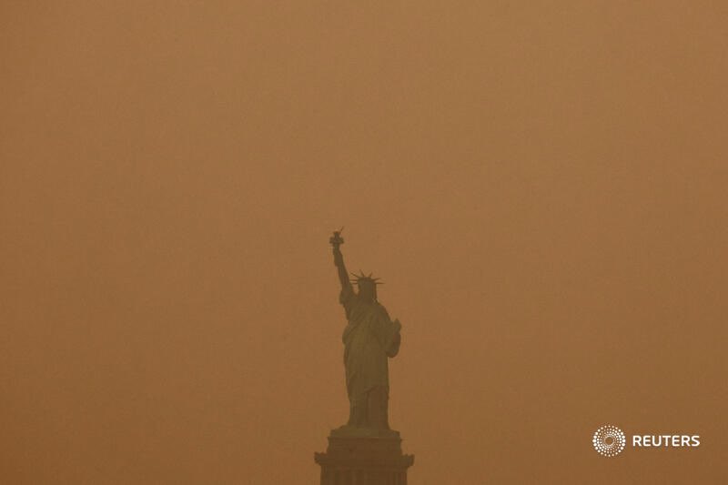 GoeringEckardt's tweet photo. Die #Klimakrise bedroht unsere Freiheit. Und schadet unserer Gesundheit. In #NewYork ist das gerade drastisch spürbar. Dichter Rauch von Waldbränden verschmutzt die Luft massiv und kann tief in die Lunge eindringen. Gerade Kinder, ältere Menschen und Vorerkrankte sind gefährdet. https://t.co/xgVja4lqlR