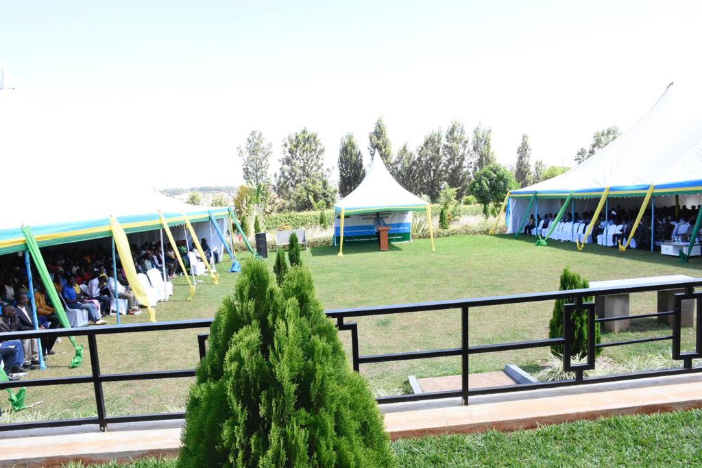 GatsiboDistrict's tweet photo. Mu Karere ka #Gatsibo harimo kubera Inama Mpuzabikorwa y'Akarere yahuje abayobozi mu nzego zitandukanye z'Akarere basaga 700, iyi nama yitabiriwe n'Umunyamabanga wa Leta muri Minisiteri y'Ubutabera @NyirahabimanaS  n'inzego z'Umutekano @RwandaLocalGov @RwandaEast https://t.co/nHVMkCzqkZ