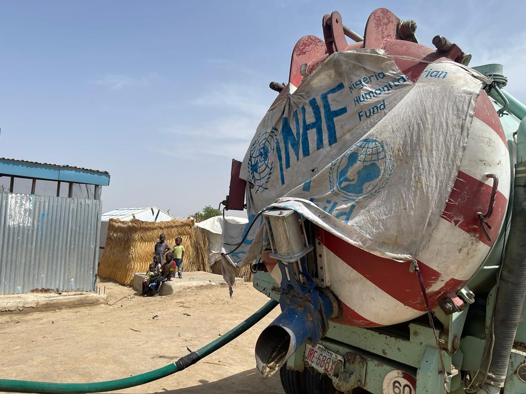 When a sandstorm blew off one of three blocks of toilets in Madinatu IDP camp #Borno, displaced people had fewer toilets to use, leading to discomfort and open defecation. We have desludged the toilets to prevent contamination of water sources & protect children from diseases.