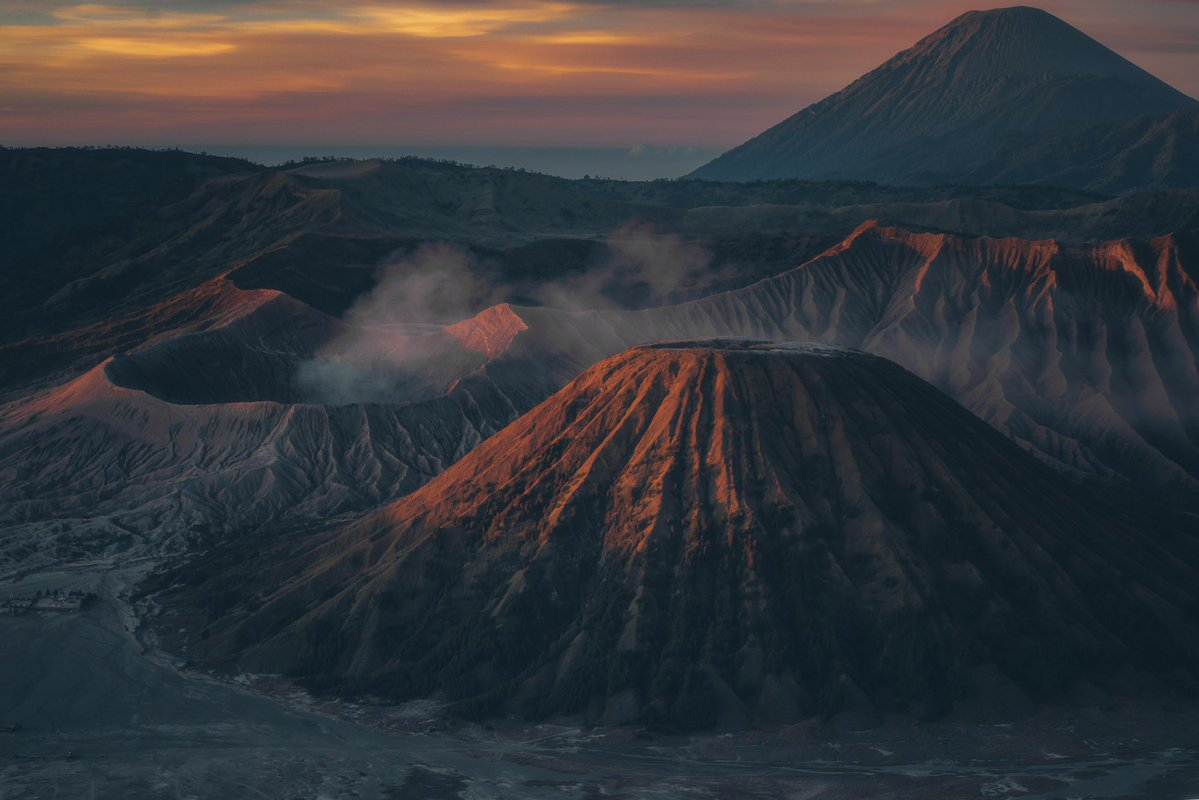 𝕒𝕣𝕥 𝕠𝕗 𝕥𝕙𝕖 𝕕𝕒𝕪 💎🖼️

— Sunrise from the Mt. Bromo, by @kthegroove