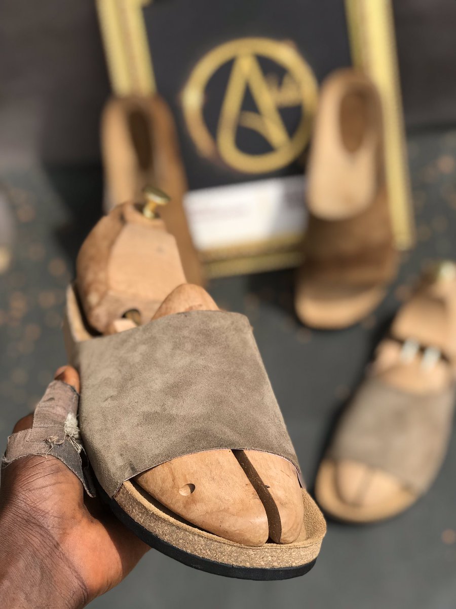 abastinleathers's tweet photo. Birkenstock wings slides 
Let me have your preferred colors.

Price: ₦16,000 + free gift 
Swift delivery worldwide 🌍 🚛 

Kindly retweet 🙏🙏

Chat::::: https://t.co/3RoNkeZzRM
Call/text:::::: 08089464606 

#shoesinlagos #Birkenstock #Birken #slides #handmadeinlagos https://t.co/L87hENikMF