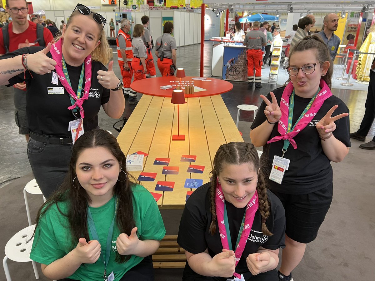 JohanniterInt's tweet photo. Wir präsentieren uns auf dem @kirchentag_de in Halle 1 mit den Kollegen @johanniter. Dort zeigen und erzählen wir euch, wie wir und @midpkenya Schüler*innen in Kenia beim 🌽Gemüseanbau unterstützen. Kommt vorbei! Abigail, Emma, Bianca u. Emily von @StJohnINTL waren schon da 🙌 https://t.co/1laINdNKHm