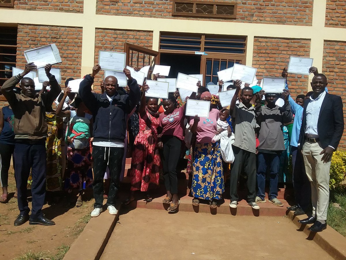 Gihundwee's tweet photo. None aha: Mu murenge wa Gihundwe @RusiziDistrict hari kubera Gahunda yo gutanga impamyabushobozi ku barangije amasomo yo Kwiga gusoma ,Kwandika no kubara 120. https://t.co/5h96P80Iza