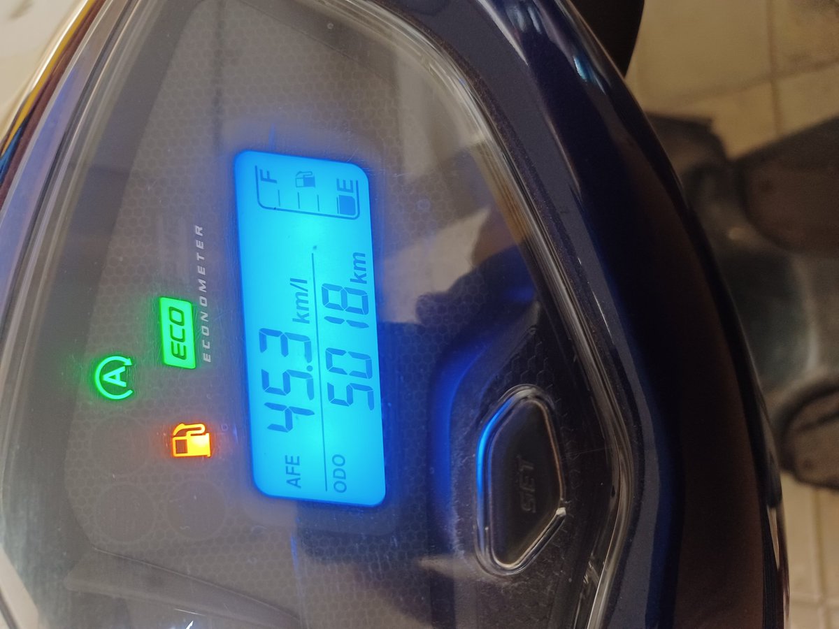 IamNilae's tweet photo. @tvsmotorcompany care to explain me how how the average system works on TVS Jupiter 125 disc, i have been facing this problem since i have bought the vehicle, service center counts some rand thing say 36's average is ok. Is it so @tvsmotorcompany ? I purchased bike on 30/05/22. https://t.co/0IoH7NMEfU