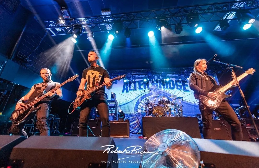 MKennedyBelgium's tweet photo. Tuesday night in Edinburgh 💥
© @RobertoRicciuti 
#AlterBridge #pawnsandkings #O2AcademyEdinburgh https://t.co/f6KvDOx98X