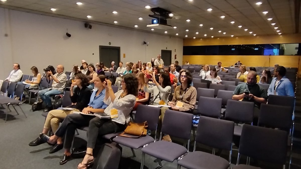 pembarcelona's tweet photo. 🏡 Comencem la taula rodona organitzada pel PEMB al @ishf2023 "Col·laboració metropolitana per a l'#habitatge digne" amb:

-@LuisaFerPinto, #PEMB
-Penny Seferiadou, Thessaloniki
-Frédérique Bonetti, @grandlyon
-Alexandra Quesada Serrano, @pdumetropolita 
-Modera: Dimitra Siatitsa https://t.co/h2PNJwybCS