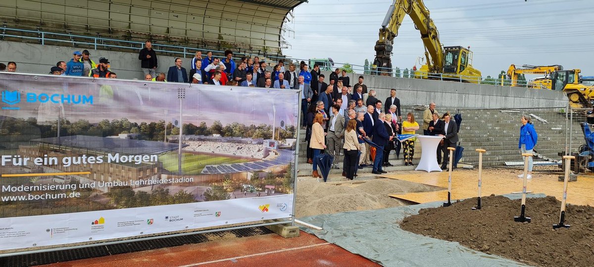 Britta_Goetz's tweet photo. Spatenstich für das #SportlandNRW - Das @landnrw fördert den Umbau des #Lohrheidestadion in @bochum_de #wattenscheid rund 31 Millionen Euro. Die Arbeiten können beginnen. #andreamilz #spitzensport #rhineruhr2025 #sportstättenförderung https://t.co/kN9XbfhL9h