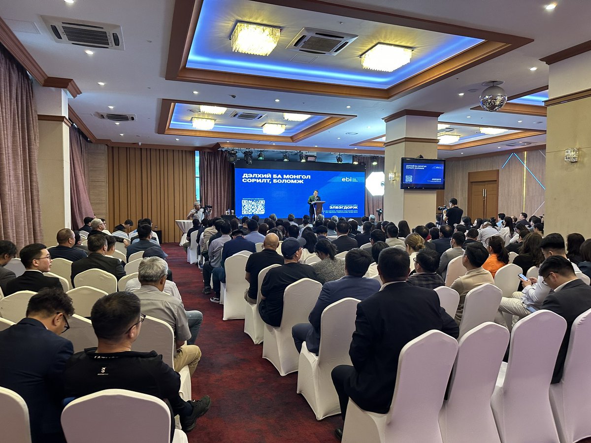 Лекцээ өндөрлөв. Монгол хүн, Монгол улс, Эрх чөлөөний төлөө яваа бүхэнд сүү өргөж хамтран зүтгэнэ. Дараа үеэ дэмжиж, тэдэндээ найдах нь ухаалаг сонголт. Улс төр, нам, сонгуулиас хол явахаа хэлэв. Ирсэн олон асуулт үүнтэй холбоотой байлаа. Монгол хүнд, Монголдоо, эрх чөлөөнд