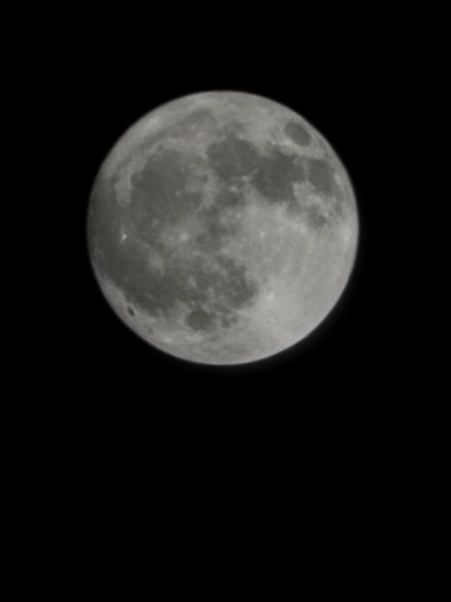 Fascinating that how <a href="/SamMobiles/">SamMobile - Samsung news!</a> is able to show this image of moon captured from my new #Samsung S23 .
Any clue on if this original or artificially done ?