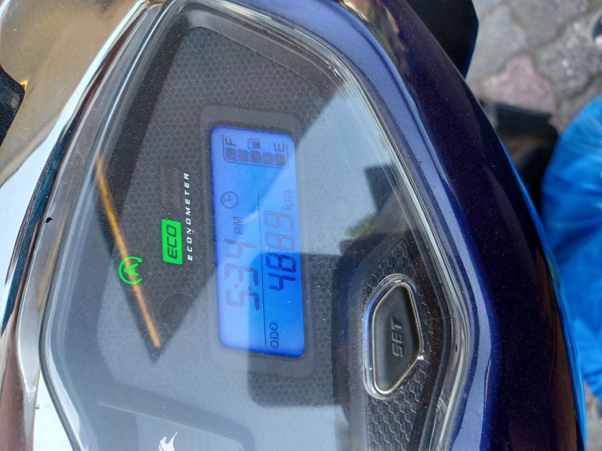 IamNilae's tweet photo. @tvsmotorcompany i am also adding photos when i filled petrol in my bike. Petrol rate is Rs. 106.09. Please help https://t.co/0qB2YOEcOY