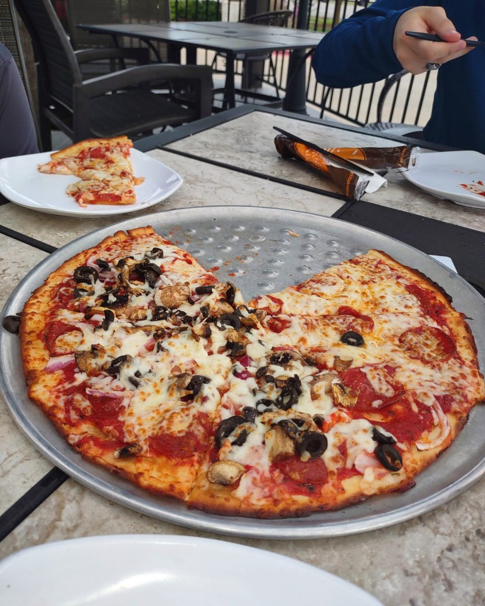 paliosaledo's tweet photo. Saturdays at Palio's looks delightful!  Order online now: https://t.co/FWvwqnKTTw   

#funfacts #salads #PaliosPizzaCafe #ShareTheLove #PizzaMemories #PaliosPizza #PizzaCafe https://t.co/RhaTqFA0cW