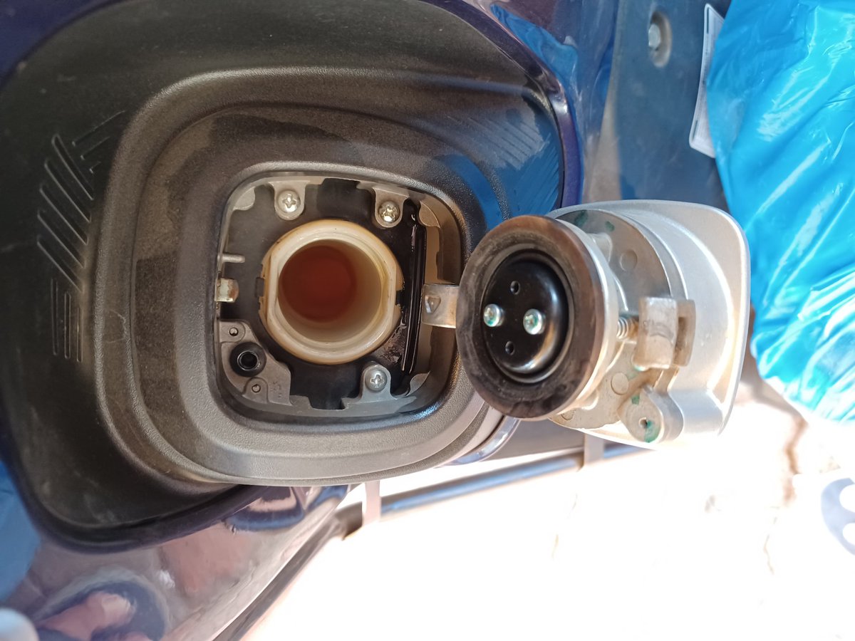 IamNilae's tweet photo. @tvsmotorcompany i am also adding photos when i filled petrol in my bike. Petrol rate is Rs. 106.09. Please help https://t.co/0qB2YOEcOY