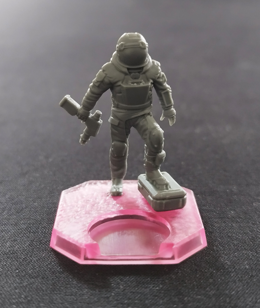 Voici une des figurines définitives que vous aurez entre les mains lors de vos parties d'Humanity. 
L'outil est une visseuse-dévisseuse semblable à celle utilisée par <a href="/Thom_astro/">Thomas Pesquet</a> Pesquet et les astronautes lors de leurs sorties dans l'espace.
#Humanity_Bombyx <a href="/YoannLevet/">Yoann Levet</a>