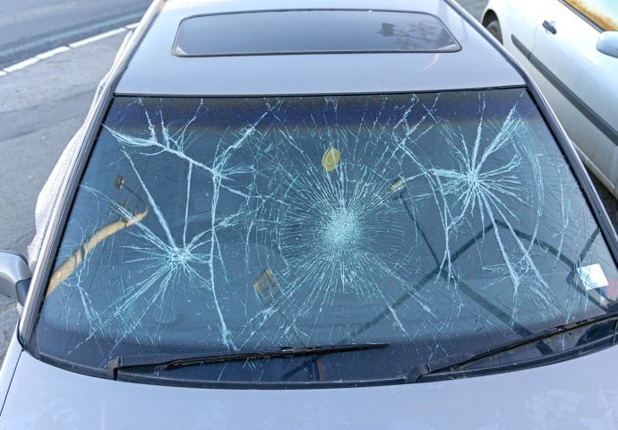 daniel_gugger's tweet photo. 888 Seit Anfang Mai hat ein "Unbekannter" Hamburgs Autobesitzer terrorisiert, indem er 245 Windschutzscheiben einschlug. Am Freitag gelang den Polizisten die Festnahme von Firas A. Doch der Syrer wurde vom Untersuchungsrichter auf freien Fuß gesetzt. Nun erwischte ihn die Polizei bei weiteren Vergehen. Der geschätzte Schaden liegt bei einer Viertelmillion Euro. Das Motiv ist Wut, da ihm wenige Tage zuvor die Polizei wegen Fahrens ohne Führerscheins die Autoschlüssel abnahm. Bei der Gelegenheit beschlagnahmte sie auch ein verbotenes Schlagring-Faustmesser.

Kein Grund für Firas A., sich unmittelbar nach seiner Freilassung nicht wieder an das Steuer eines Autos zu setzen. Als ihn die Polizei erneut stoppte, stellte sie fest, dass neben dem Führerschein auch die Autoversicherung fehlte. Darüber hinaus fand sie gefälschte 20-Euro-Banknoten und ein Messer. Auch dieses Mal wurde der Syrer laufen gelassen.

Wäre es ein Deutscher würde er ein paar Jahre hocken und den Schaden abzahlen müssen oder ?