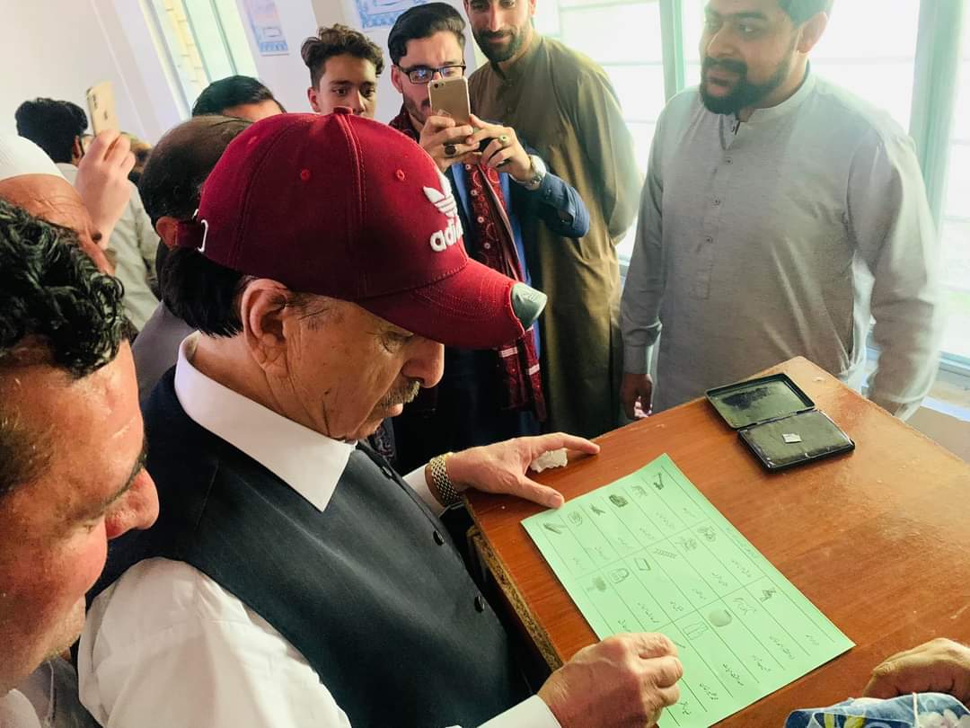 GhaisAslam's tweet photo. شیرے باغ سردار قمرازمان صاحب آپنے آبائی سٹشین جھولہ پنیالی ووٹ کاسٹ کرتے ہوے🇱🇾🇱🇾✌🏻
#Vote4Teer #Vote4PPP https://t.co/umGBu8tQ4G