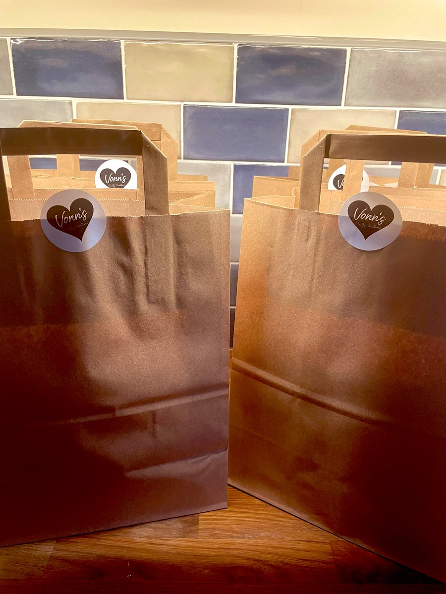 VonnsCreations's tweet image. Grateful for another delivery today. Starting up is tough. I was naive in my expectations. But I’m proud of what I’ve done in a very short time. You really can do anything when you put your mind to it 💕 #SmallBusiness #homebusiness #startingout #personalised #personalisedgifts