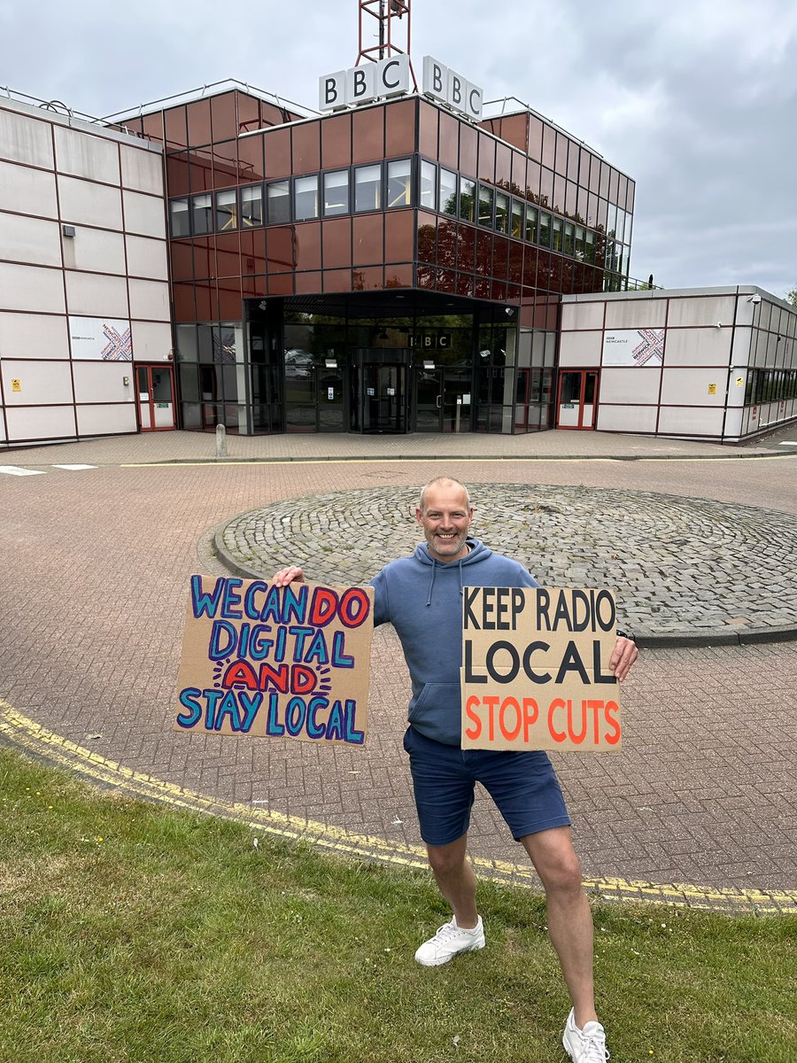 MarkLygo's tweet photo. Standard in solidarity with @NUJofficial @bbcnewcastle we want local news heard, it’s all about communities &amp; people. (Now off to see my daughter @NewcastleUniAFC ) @BBCOxford #NUJBBCstrike #KeepBBCLocalRadioLocal #yourvoicematters #storytelling #shareyourstory https://t.co/YSdmBHvHbP