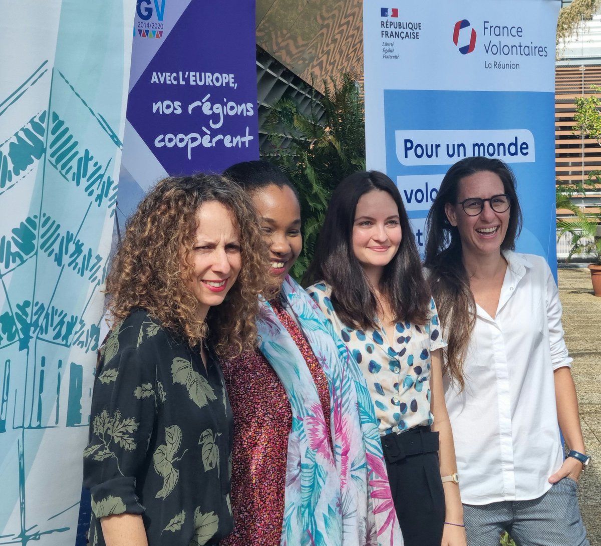 DelaunayYannFV's tweet photo. Heureux de signer ac @HuguetteBello une convention ambitieuse entre @Region_Reunion et @FVolontaires : 
+ de #VSI, missions de @ServiceCivique,  #réciprocité et JSI/VVVSI. La Réunion est exemplaire pr insertion jeunesses et coopération #Indopac grâce à volontariat et fonds 🇪🇺 https://t.co/5s2T8b3sea