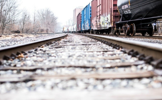 Adif_es's tweet image. 🟢🔛 #SIL2023 | Apostamos por las autopistas ferroviarias para impulsar el transporte de #mercancías, un sistema combinado de transporte que presenta varias ventajas:

·🚆+🚛 Intermodalidad: convivencia del transporte ferroviario con el puerto y la carretera