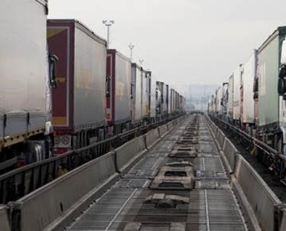 Adif_es's tweet image. 🟢🔛 #SIL2023 | Apostamos por las autopistas ferroviarias para impulsar el transporte de #mercancías, un sistema combinado de transporte que presenta varias ventajas:

·🚆+🚛 Intermodalidad: convivencia del transporte ferroviario con el puerto y la carretera