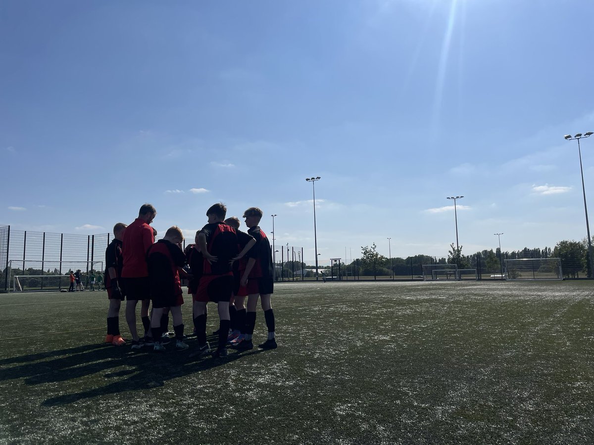 Had a great evening <a href="/WadeDeaconPE/">Wade Deacon PE</a> last night for a year 7 football comp. Here are the finalists (eventual winners) getting their final team talk from the gaffer!