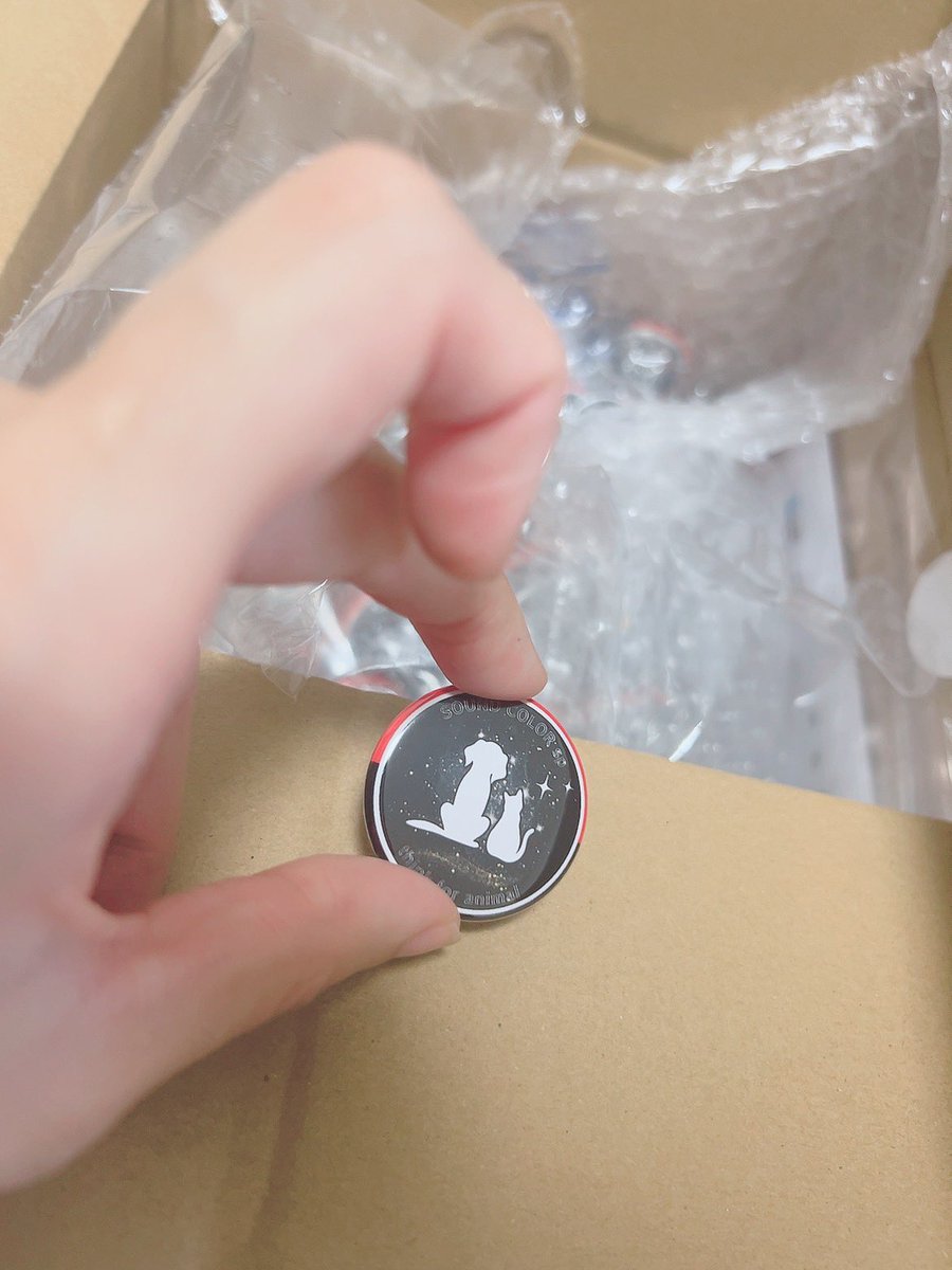 chinacoxc's tweet photo. 来場特典の缶バッジ届いた🥰
御要望があれば配信見てくれる方にもプレゼント出来ます🥰!!
さーいよいよだー！最後まで頑張る🔥
お時間少しでもあればぜひお待ちしてます☺️✨️
配信は長めのアーカイブ付✩.*˚
🎫 https://t.co/UOxk4nU8ku
🎥 https://t.co/diVZ0sXiCf https://t.co/zkrBnVe8BE