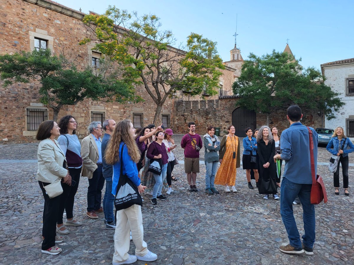 ISCARIberica23's tweet photo. 🏛️ El primer día del V Congreso ISCAR Ibérica 2023 hemos disfrutado de una ruta por el centro de Cáceres, aprendiendo sobre la historia de la ciudad gracias a @GHistoriadorEx. https://t.co/wJrZg9Sp36