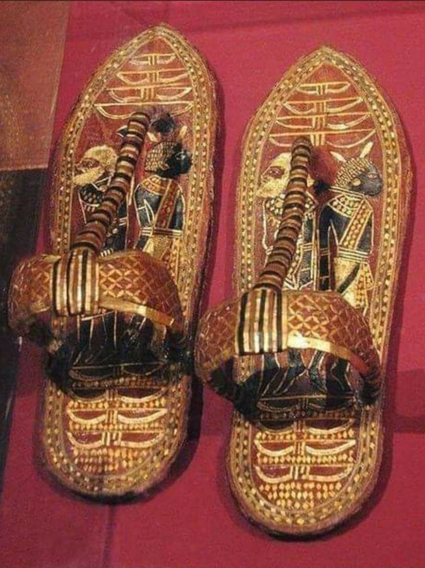 🧵
Sandals found in Tutankhamun's tomb.Enemies were depicted on the inside of  these sandals so that they could be "crushed underfoot" by the king as he walked. A vast collection of footwear was buried with the king but only 81 specimens remain. Egyptian Museum, Cairo (JE 62685)