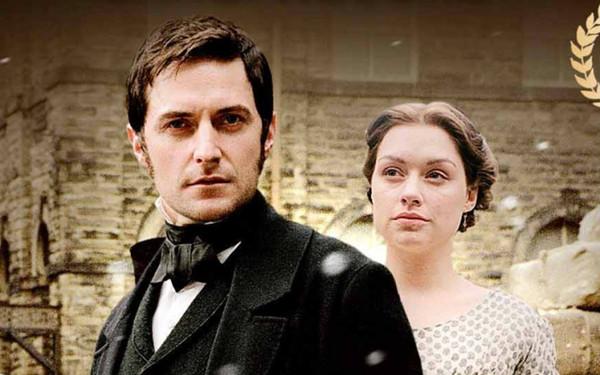 ReadersBe's tweet photo. Nel 2004 sempre BBC rilancia Nord e Sud con una nuova miniserie in quattro puntate diretta da Brian Percival e con  sceneggiatura di Sandy 
I protagonisti sono Daniela Denby-Ashe e John Richard Armitage. Nel cast anche Sinéad Cusack nella parte di Mrs. Thornton. https://t.co/QXl99EHO0j