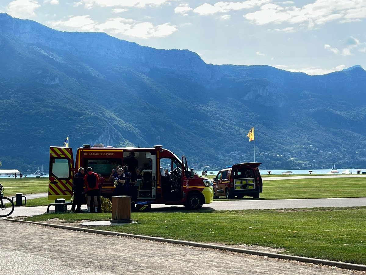 icipaysdesavoie's tweet photo. 🔴 EN DIRECT - Attaque au couteau a Annecy : 

>Six enfants et un adulte blessés
>Trois pronostics vitaux engagés
>Le suspect, âgé de 32 ans, arrêté avec une carte d'identité syrienne

>Plus d'infos : 
 https://t.co/C5hDLimvKt https://t.co/EXG9cDRTn0