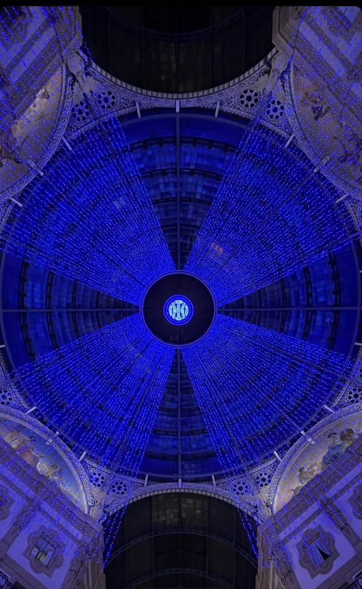 what if we kissed under the inter logo lights in galleria vittorio emanuele 🙈🥺💕