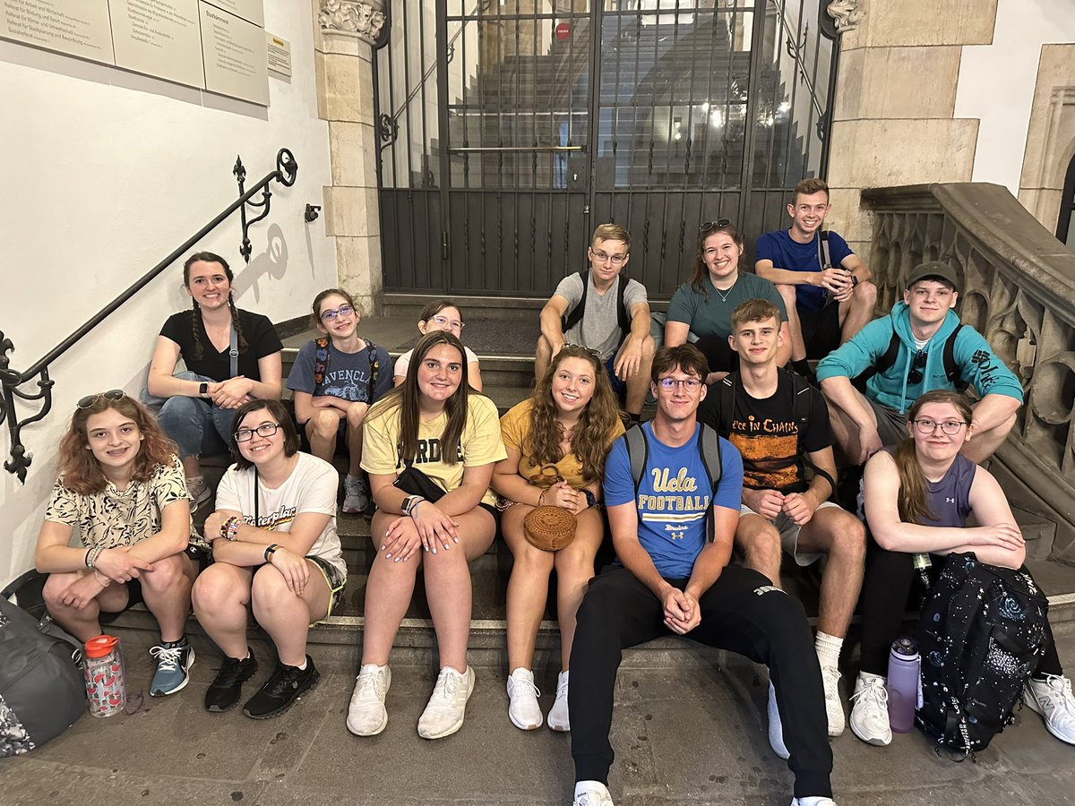 beck_frau's tweet image. This is a staircase full of weary but hardy travelers who just finished a great walking tour of Munich and were about to find out what rain and hail in Germany look like. (Spoiler: it looks just like Indiana.) #HHSvisitsKFG #gappexchanges