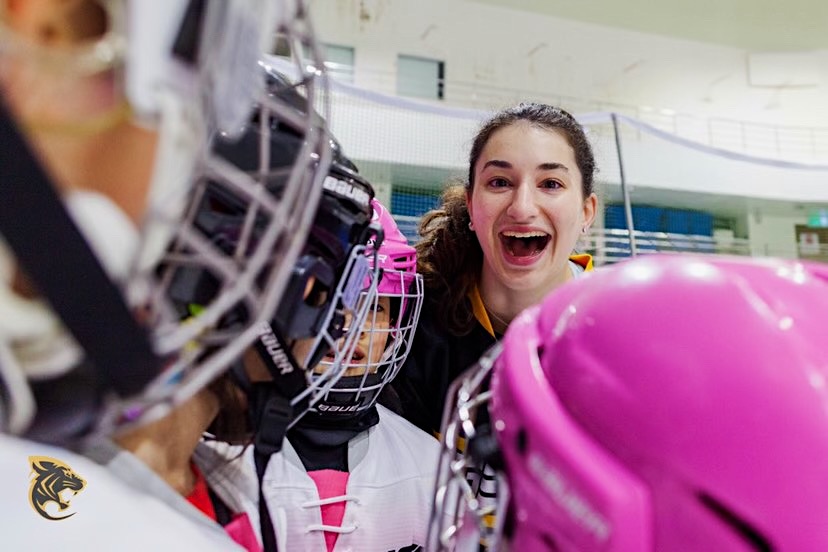 umichwhockey's tweet photo. Team president and alternate captain #28 Robin Goldman has been volunteering with the Tai Pei Tigers in Taiwan and will be working with them all summer!

Studying Mandarin at National Taiwan University, Robin has been spreading the joy of women’s hockey around the 🌎💛

#GoBlue https://t.co/C2eI48rSpW